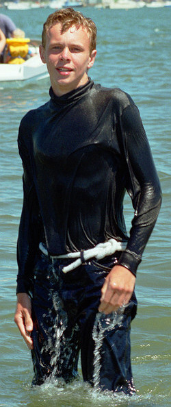 pullover black swimming in clothes with jeans